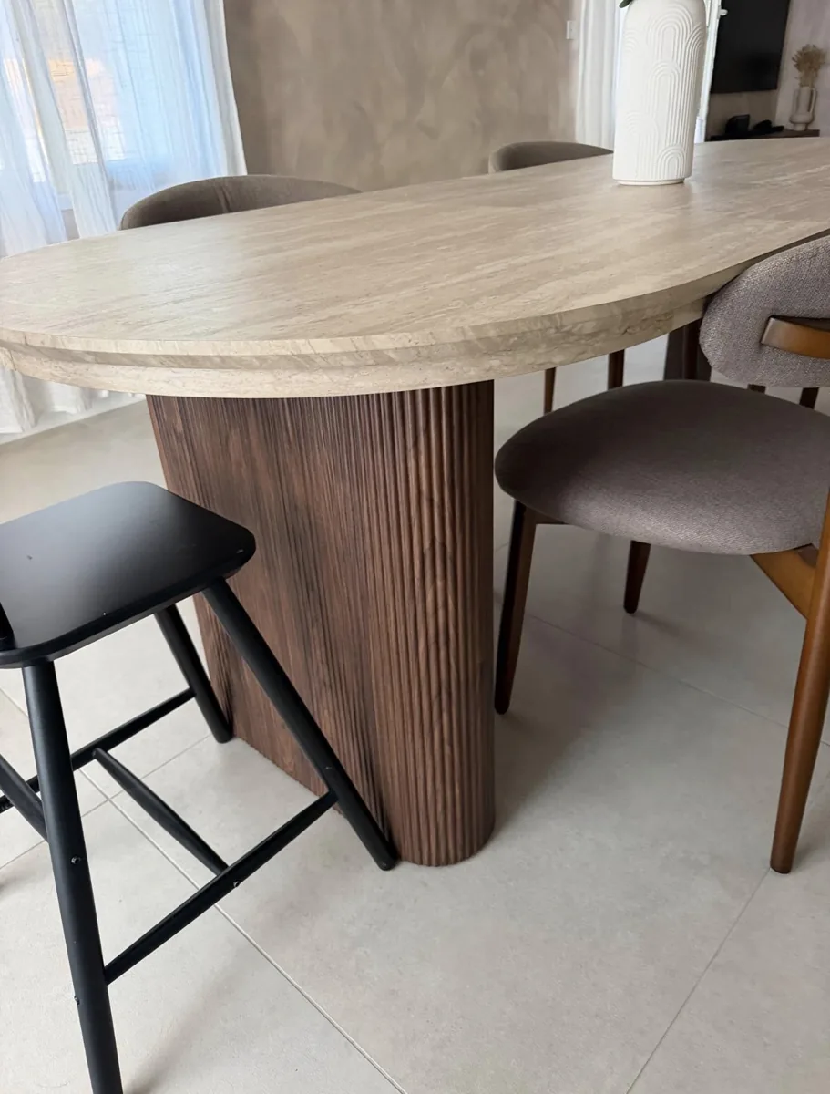 Table à manger en travertin chez un client