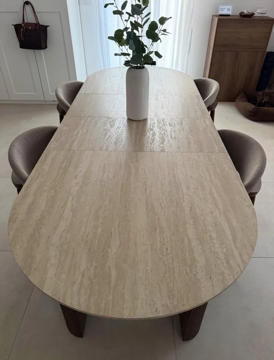 Table à manger en travertin chez un client