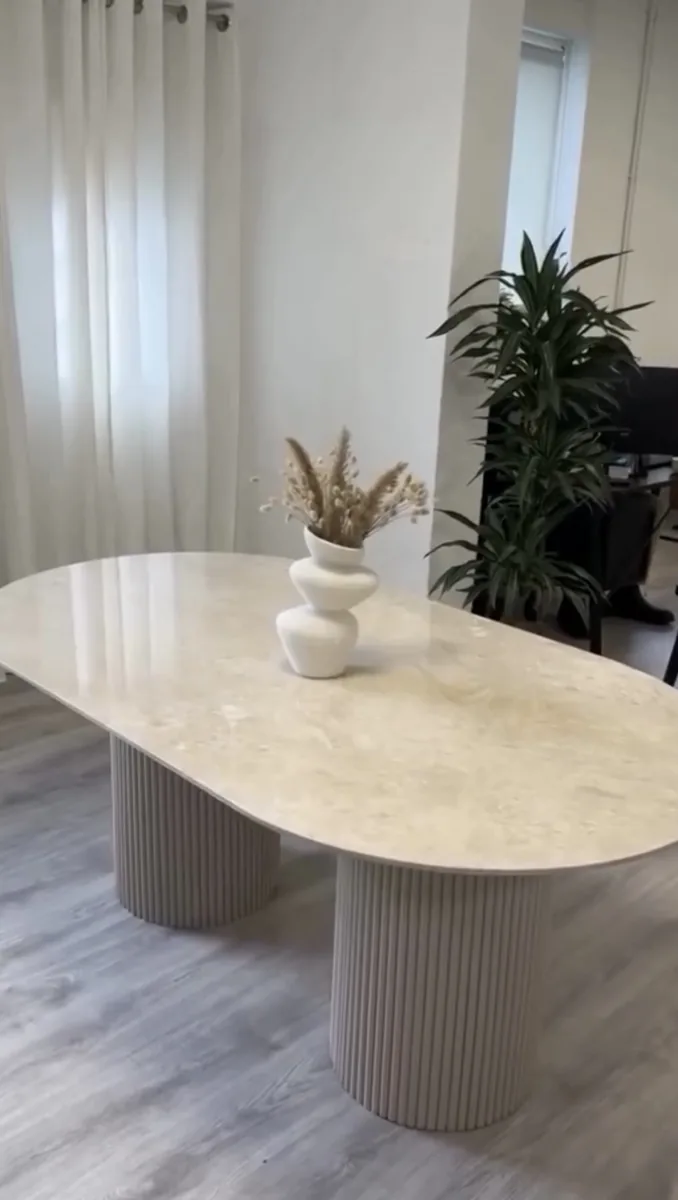 Table ovale en travertin chez un client