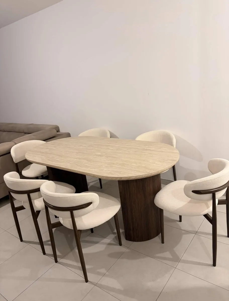 Table ovale en travertin chez un client