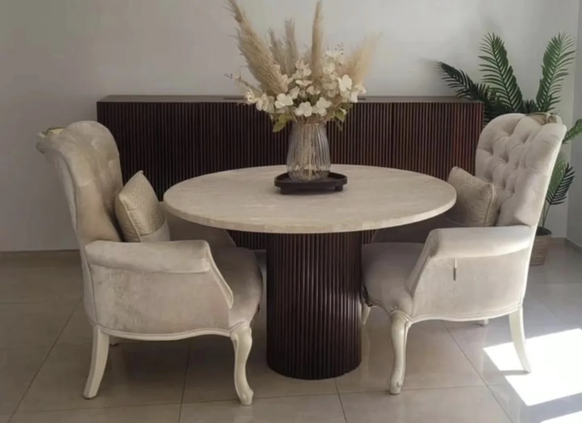Tables gigognes en travertin chez un client