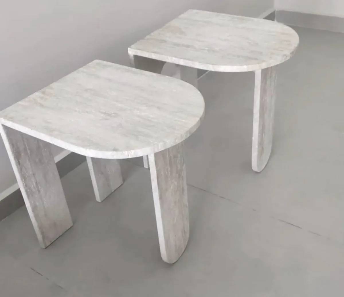 Tables basses en travertin chez un client