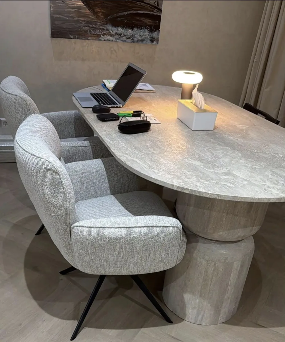 Table ovale en travertin chez un client