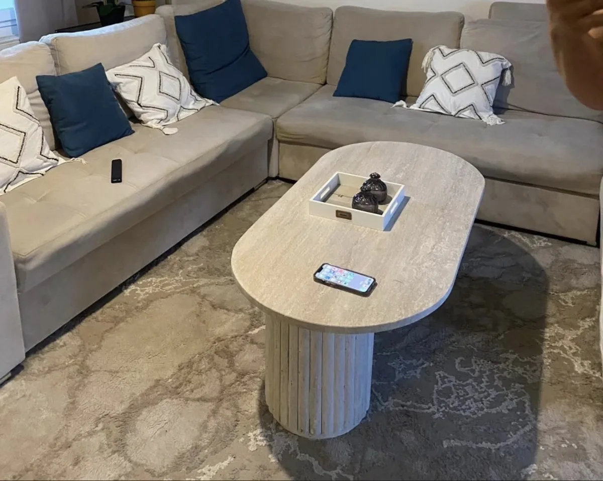 Table basse ovale chez un client