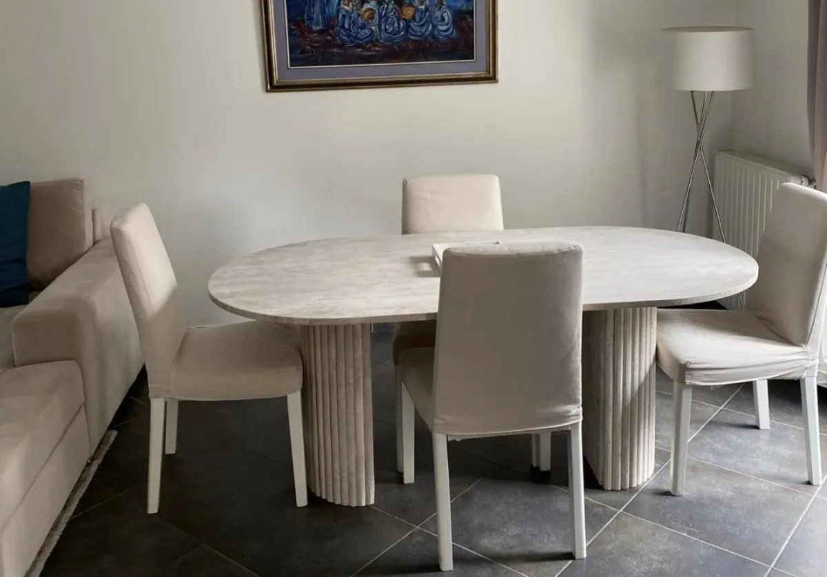 Table à manger en travertin chez un client