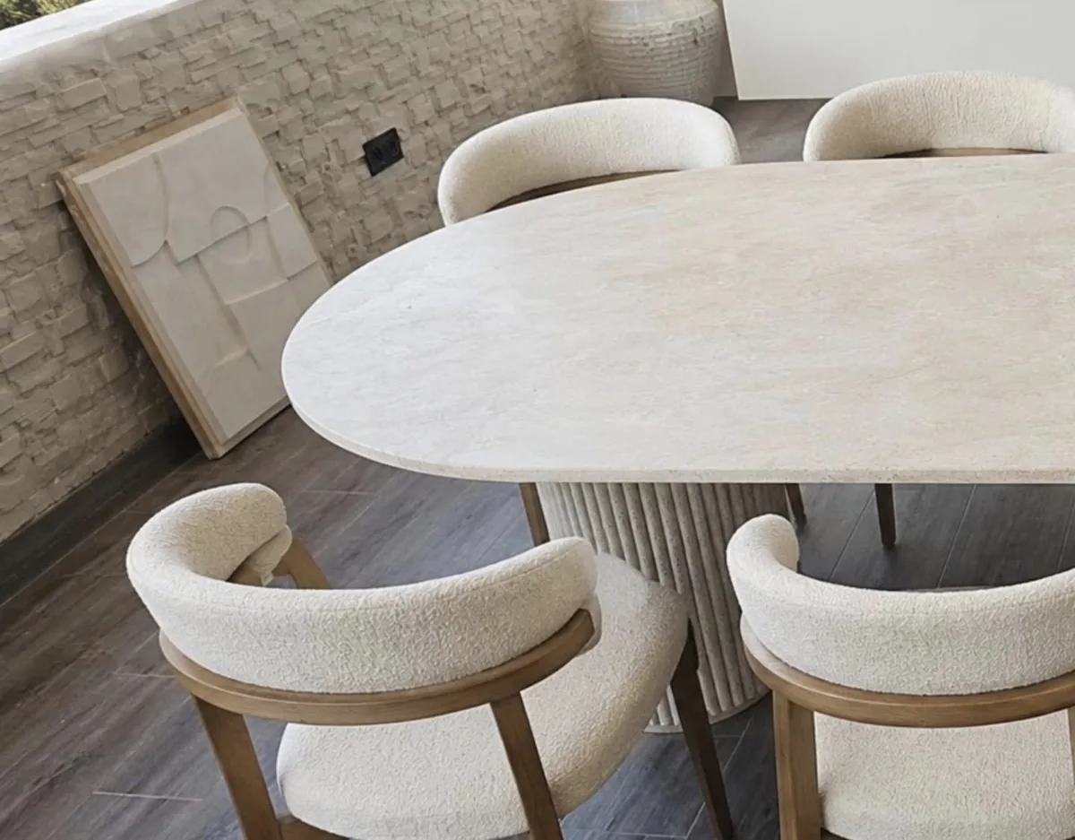 Table ovale en travertin chez un client
