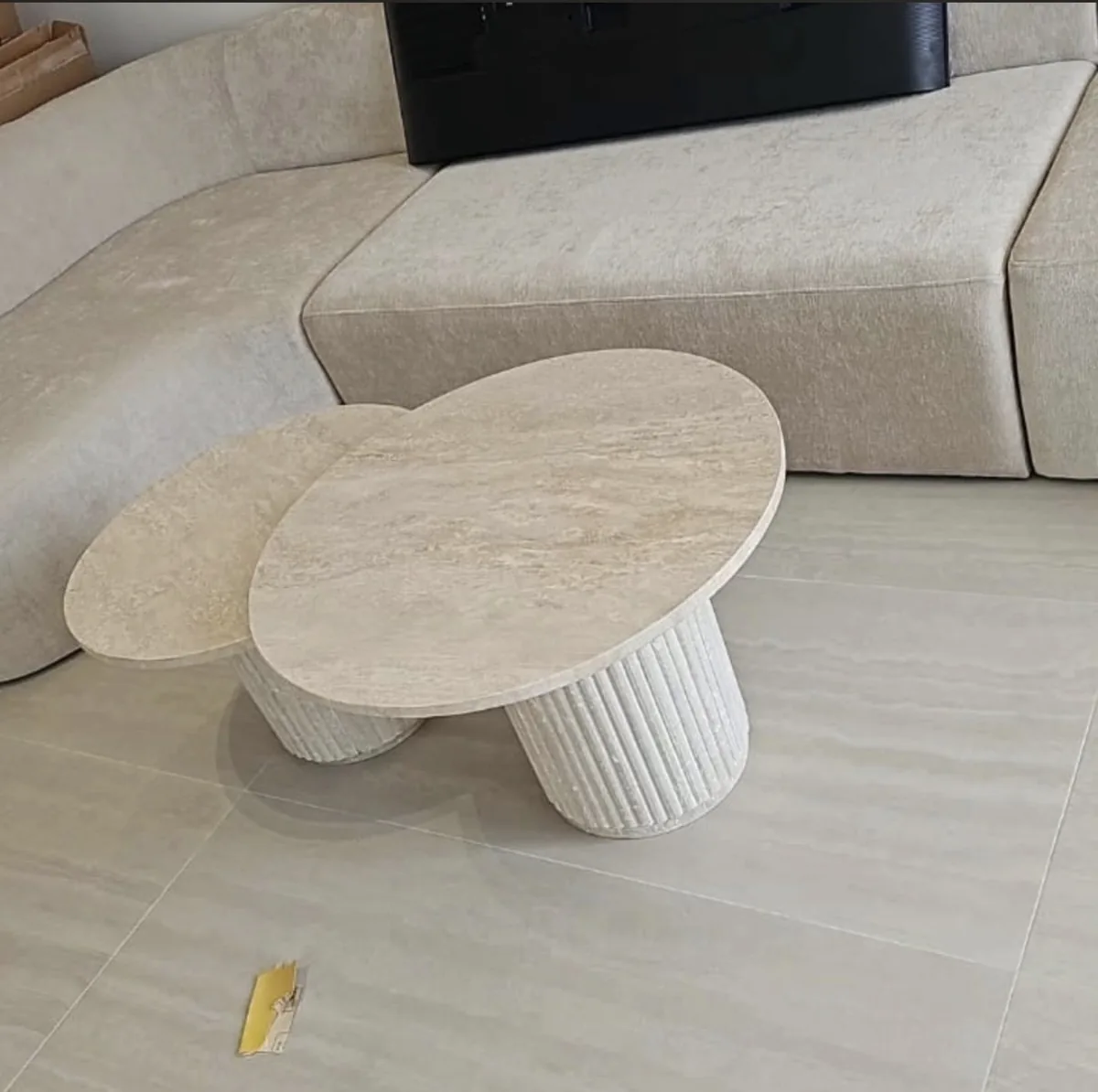 Tables basses en travertin chez un client