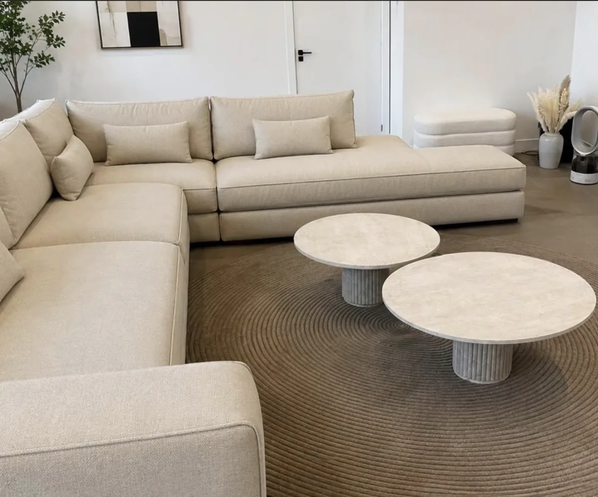 Tables basses rondes chez un client
