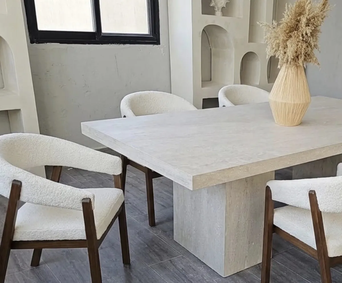 Table à manger en travertin chez un client