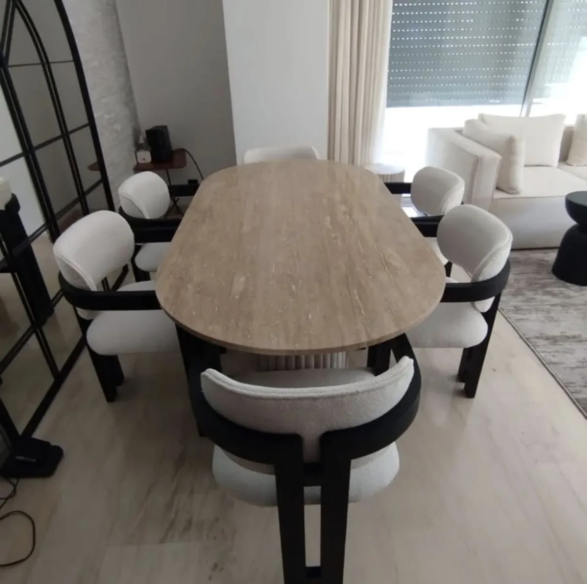 Table ovale en travertin chez un client